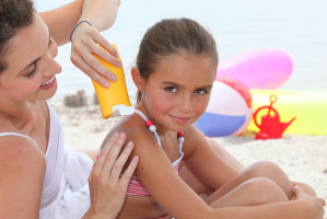 Recomiendan protegerse del sol para evitar cáncer